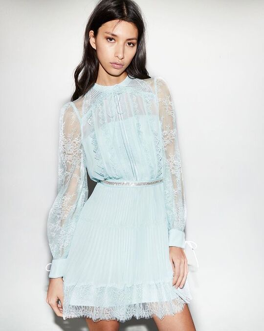 Голубое платье