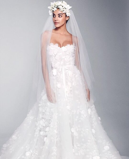 Платье с открытыми плечами