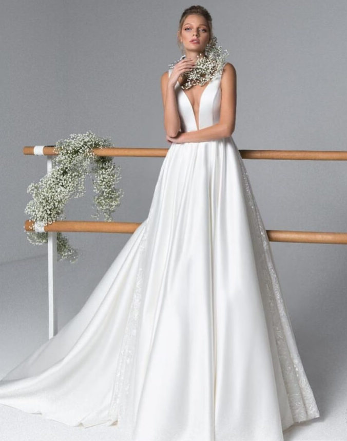 Преимущества атласных платьев