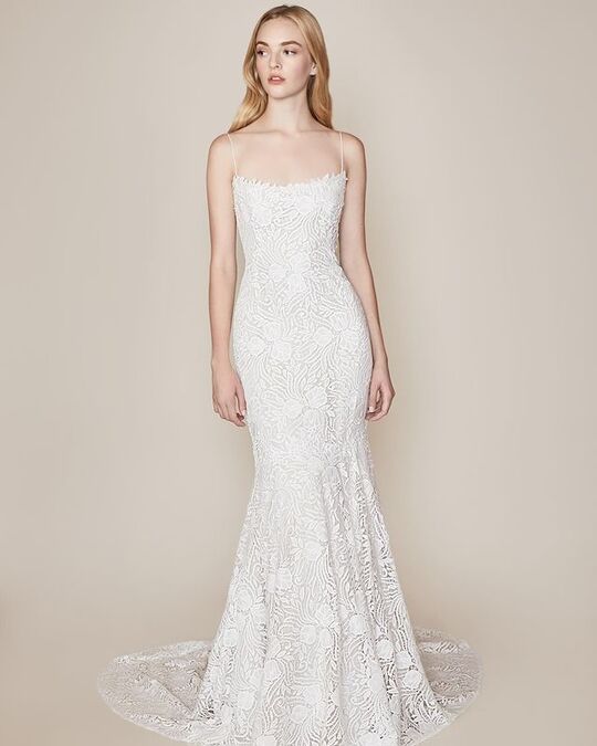 Скромное платье