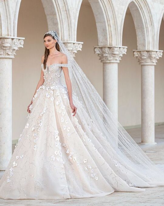 С длинной фатой