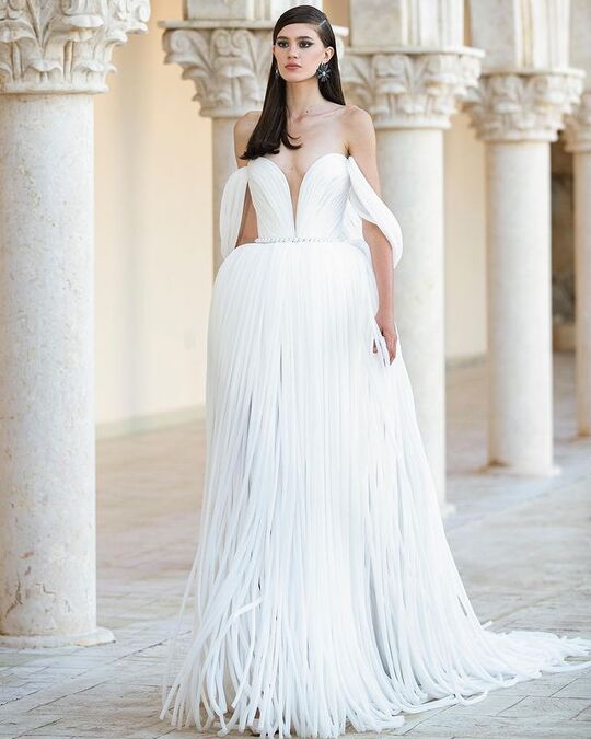 С длинным шлейфом