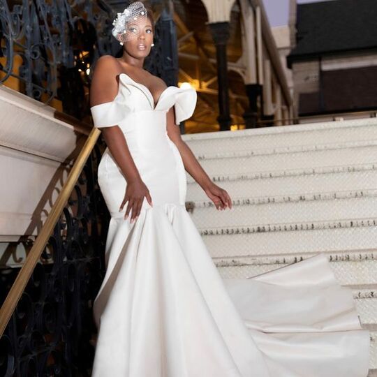 С украшением в волосах