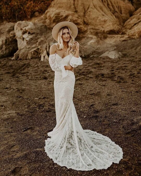 Платье с глубоким декольте