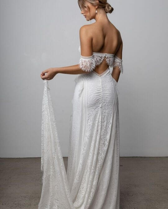 Платье с нежными кружевами