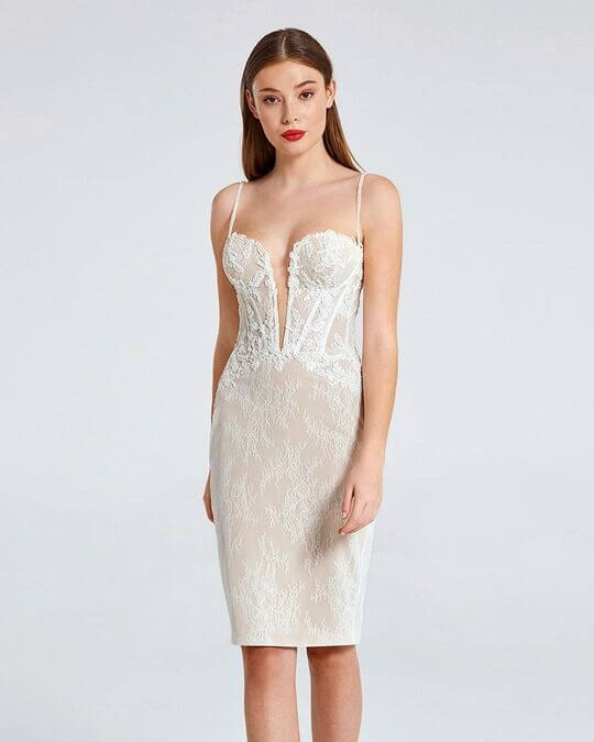 Платье-футляр с глубоким декольте