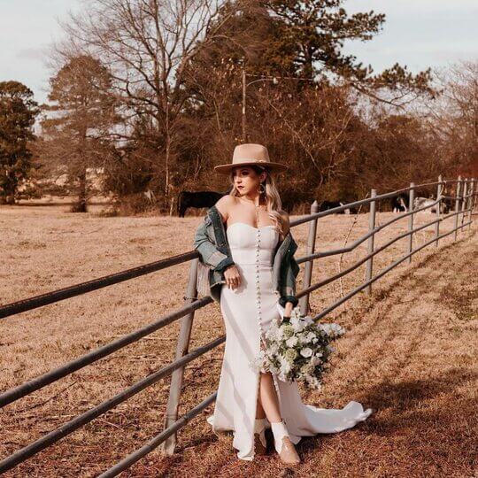 Со шляпой и джинсовой курткой