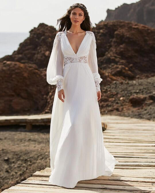 С V-образным вырезом