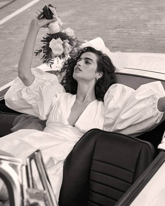 Распущенные волосы с укладкой BHLDN