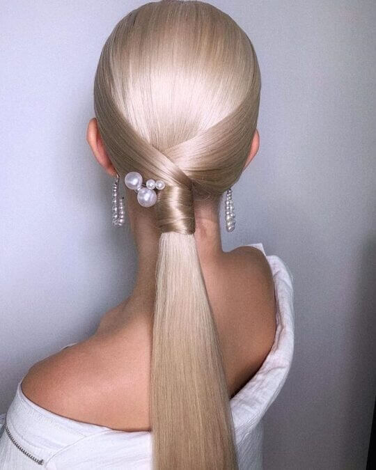 Гладкий низкий хвост свадебная прическа