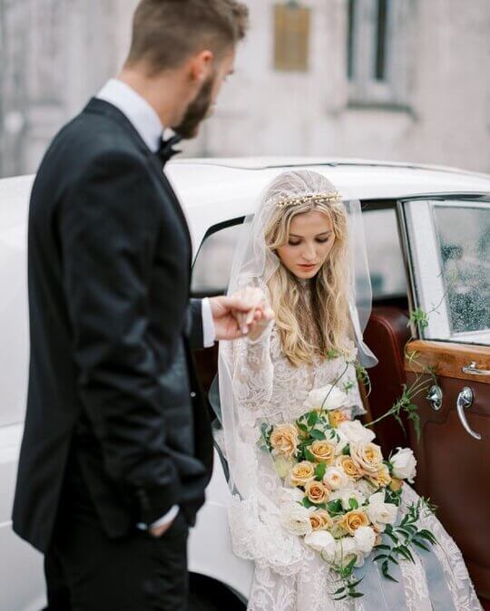 Легкая небрежная свадебная прическа