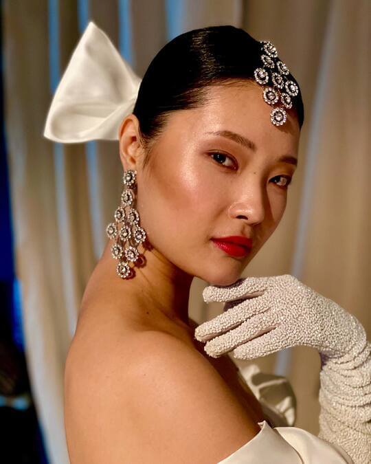 Низкий пучок свадебной прически