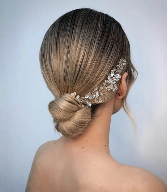 Низкий пучок с украшениями