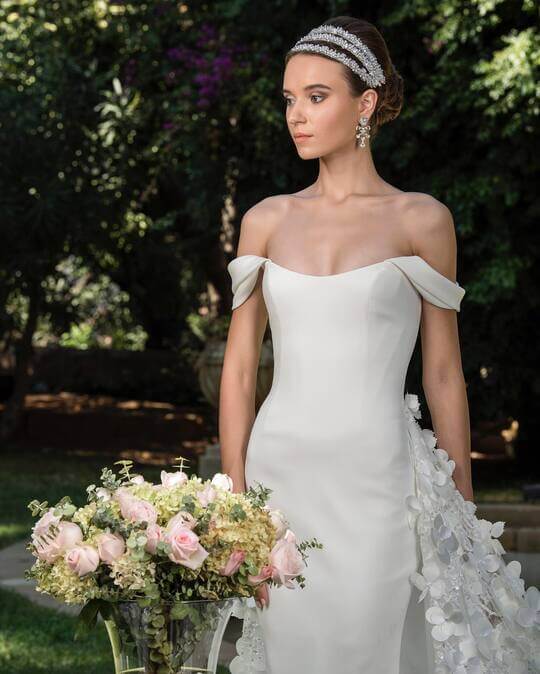 Простое платье и прическа с украшениями