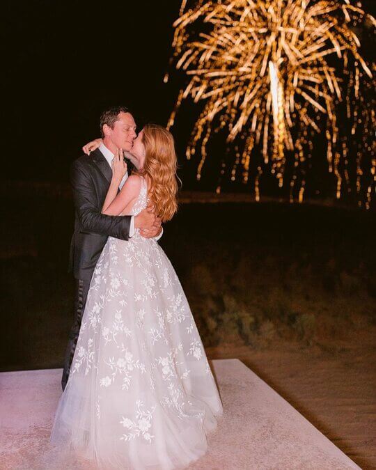 Модель Анника Бэкес в платье от Oscar de la Renta