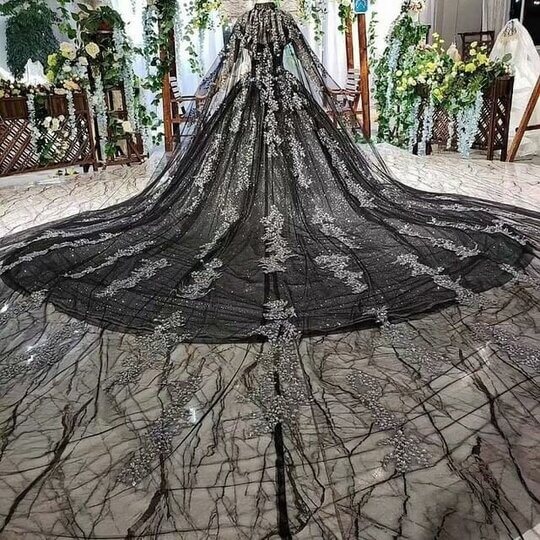 Черное платье с пышной юбкой