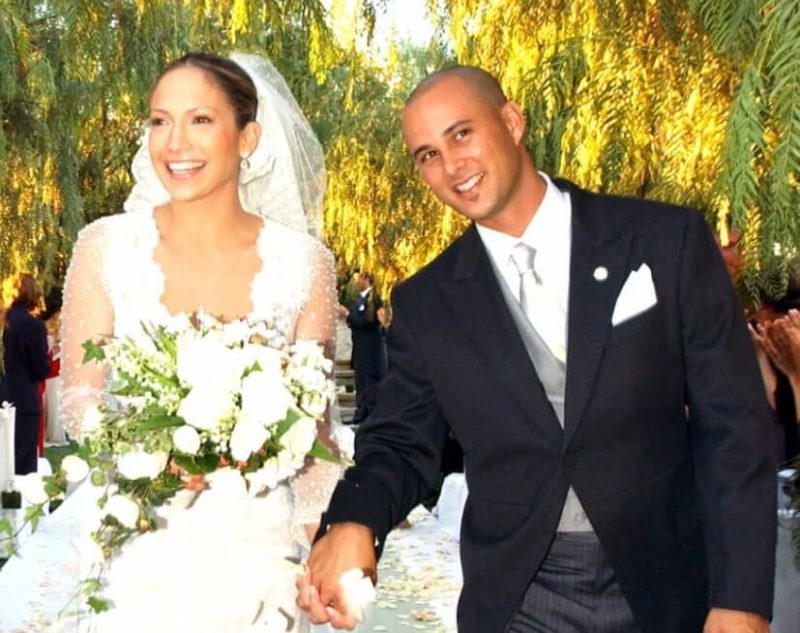 Дженнифер Лопес в свадебном платье от Valentino