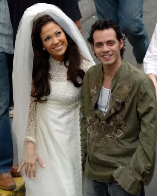 Дженнифер Лопес в свадебном платье от Веры Вонг