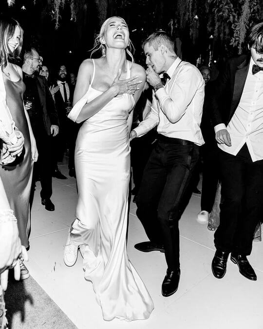 Хейли Болдуин в свадебном платье Вера Вонг