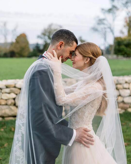 Дженни Гейтс в свадебном платье Веры Вонг