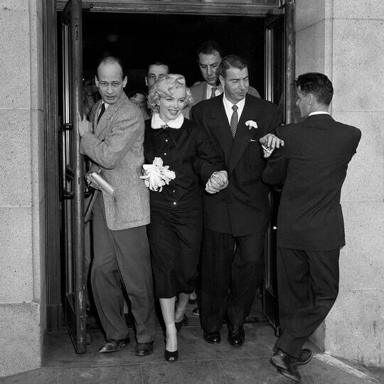 Мэрилин Монро в черном платье