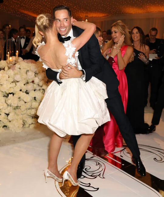 Пэрис Хилтон в коротком свадебном платье от Oscar de la Renta