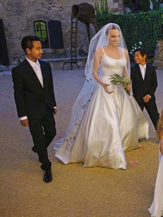 Свадебное платье из сатина Анджелины Джоли