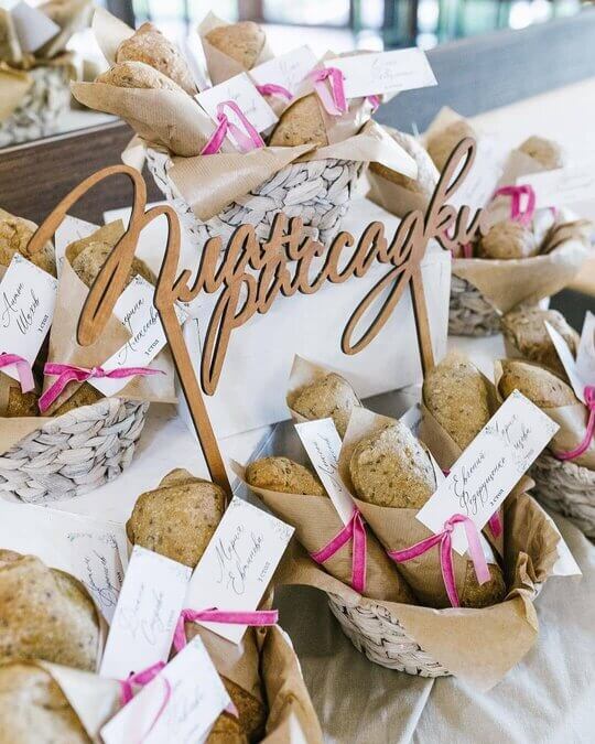 Нарезка хлеба на свадьбе