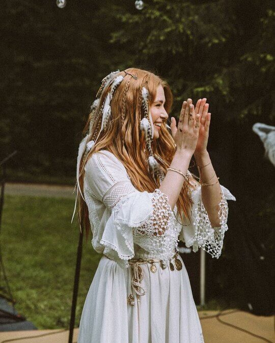 Перья в волосах