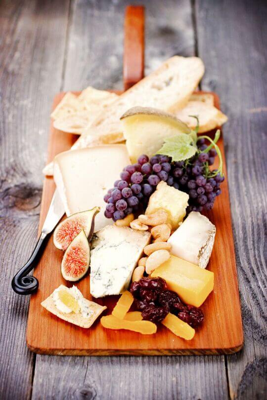 Сыр на столе