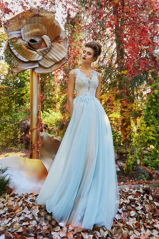 Голубое платье