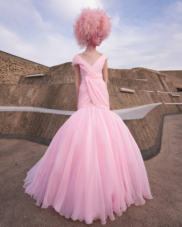 Платье цвета жевательной резинки