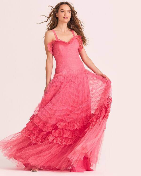 Ярко-розовое платье в деревенском стиле