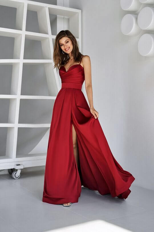 Платье с вырезом на ноге