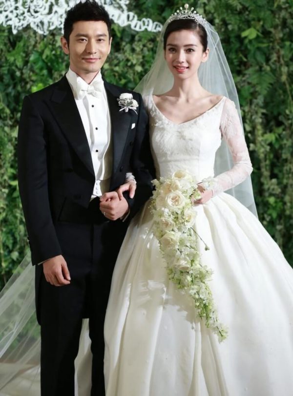 Белоснежное платье с кружевными цветами от Dior