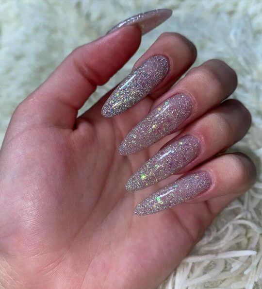 Маникюр на свадьбу с глиттером