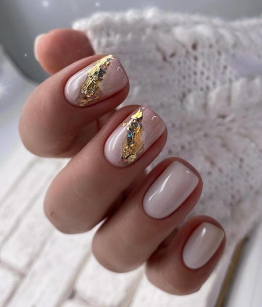 Маникюр на свадьбу с золотом