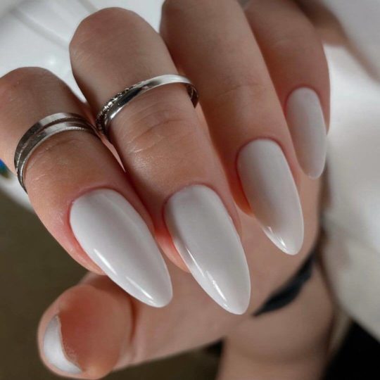 Свадебный маникюр в стиле минимализм
