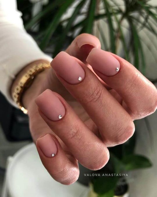 Минималистичный маникюр на свадьбу
