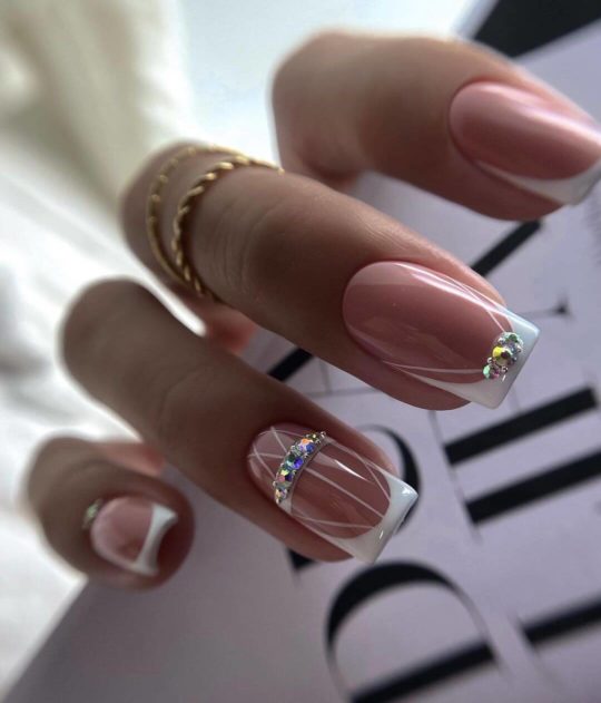 Свадебный дизайн ногтей со стразами