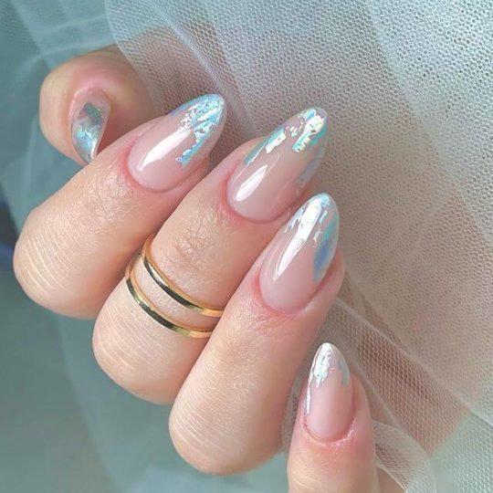 Маникюр с фольгой