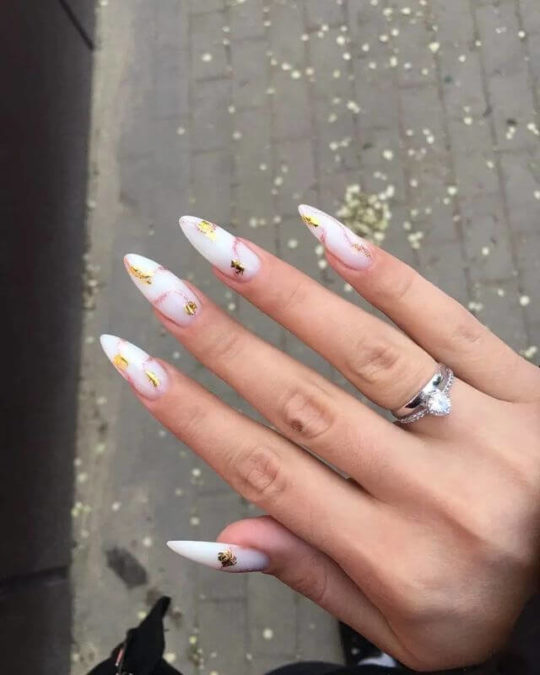 Свадебный маникюр на миндальную форму ногтей