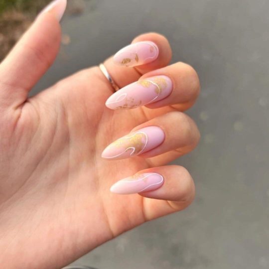 Свадебный маникюр на миндаль