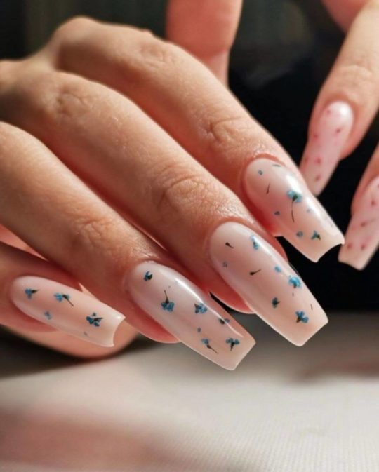 Контрастный свадебный маникюр