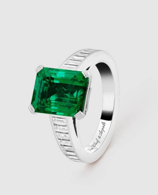 Обручальное кольцо с зеленым камнем Van Cleef & Arpels