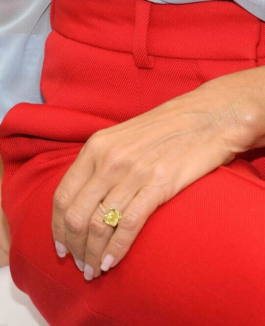 Помолвочное кольцо Виктория Бекхэм с желтым бриллиантом