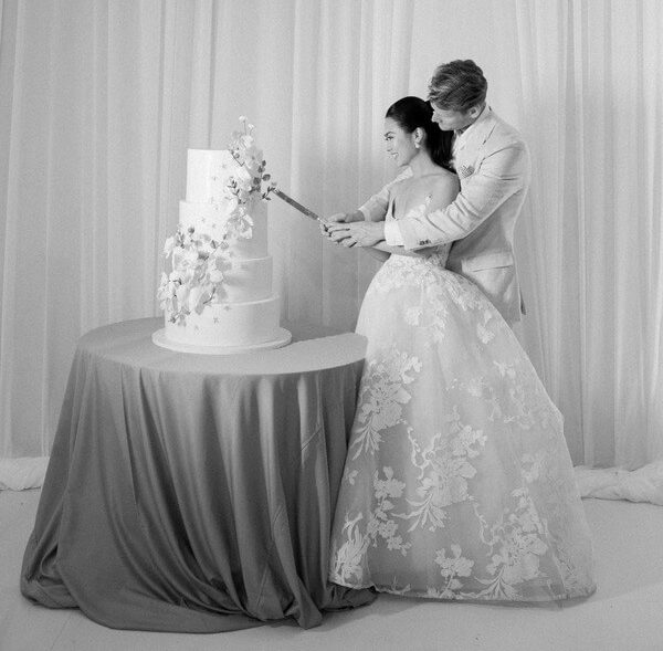 Простой белый торт с цветочными элементами