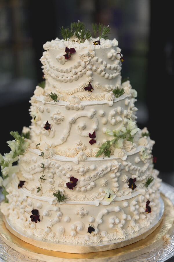 Многоярусный свадебный торт с декором